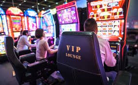 Phoenix Rises gameplay interface showing decision buttons and live croupier